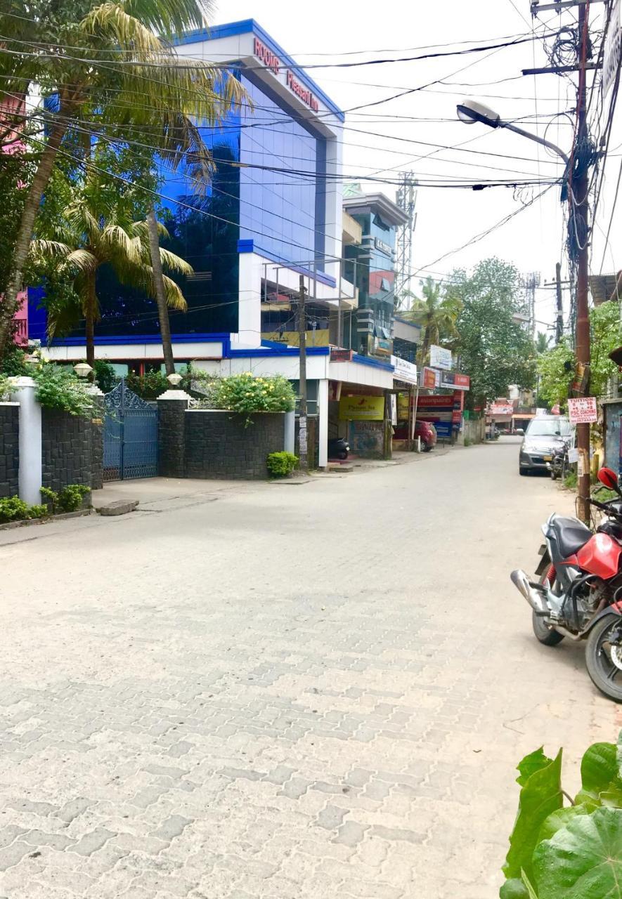Pleasant Inn Kochi Exteriör bild
